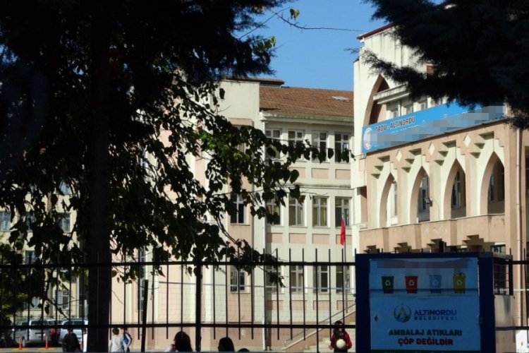&Ouml;ğretmen, &ouml;ğrencileri taciz iddiasıyla tutuklandı