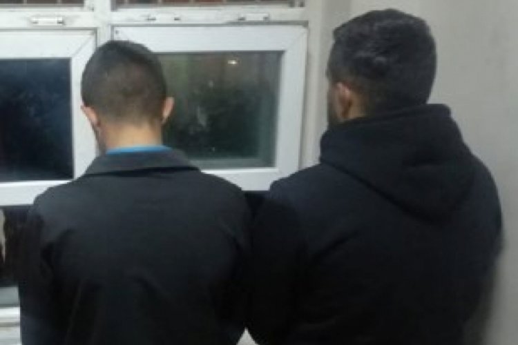 Ş&uuml;phe &uuml;zerine durdurulan ara&ccedil;taki şahıslardan uyuşturucu &ccedil;ıktı