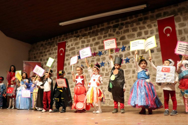 Minik &ouml;ğrencilerden geri d&ouml;n&uuml;ş&uuml;m defilesi