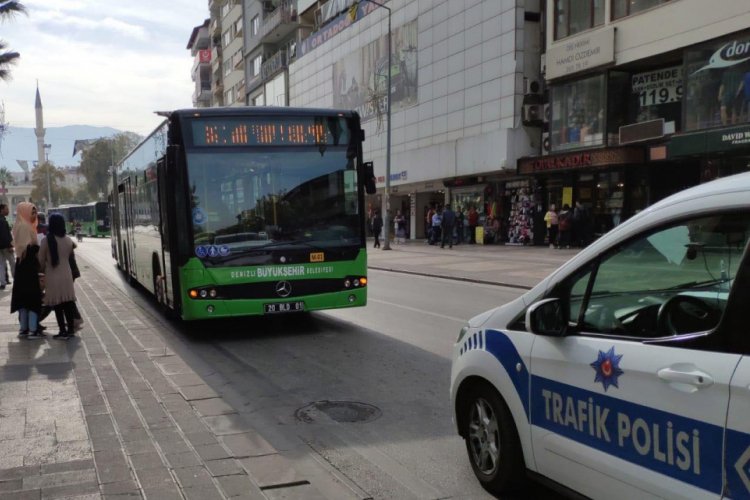 Belediye otob&uuml;s&uuml;n&uuml;n &ccedil;arptığı gen&ccedil; kız yaralandı