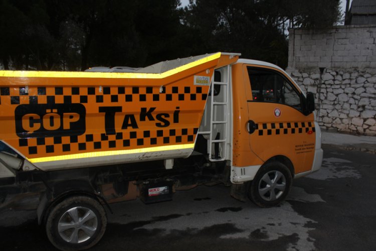 Bisikletli &ouml;ğrenci &ccedil;&ouml;p taksiye &ccedil;arptı