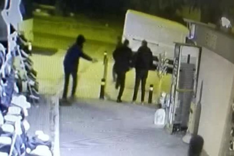 Kaldırımda bekleyen adamı bacağından vurdu