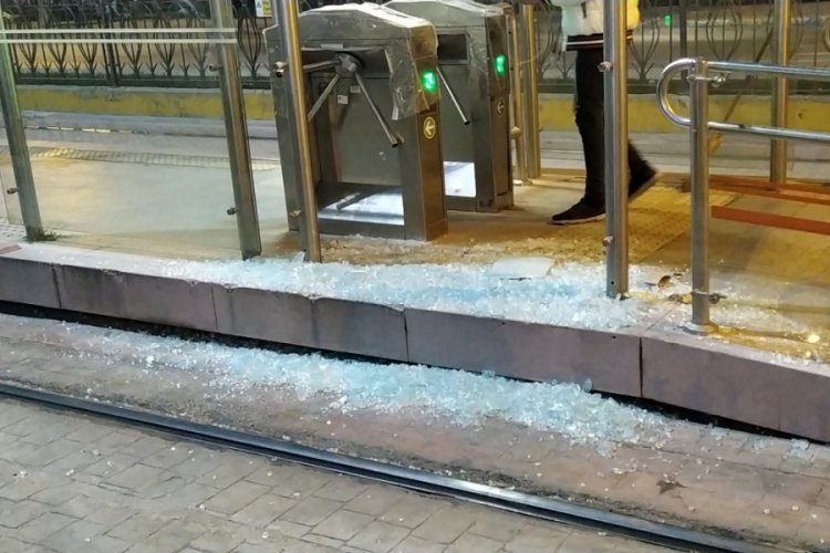 7 yaşındaki &ccedil;ocuk tramvay ile peron arasına sıkıştı