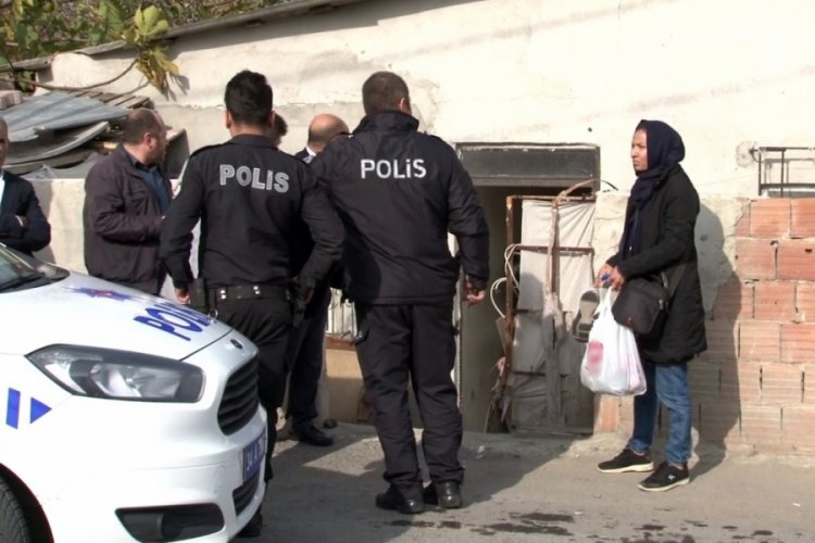 G&ouml;&ccedil;men ka&ccedil;ak&ccedil;ıları Afgan aileyi eve kilitledi