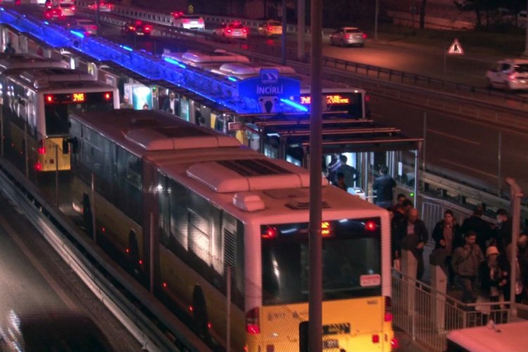 Polisten ka&ccedil;an şahıs, metrob&uuml;s yolunda izini kaybettirdi