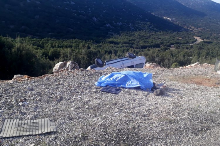 Otomobil şarampole yuvarlandı: 1 &ouml;l&uuml;, 3 yaralı