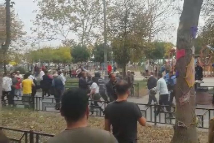Zabıtalardan seyyar satıcılara gazlı m&uuml;dahale