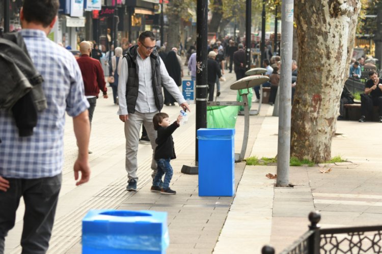 Yerdeki pet şişeyi &ccedil;&ouml;pe attılar, alkış yağmuruna tutulunca şaşkına d&ouml;nd&uuml;ler