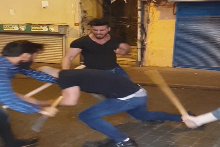 Tekme ve yumruklar havada u&ccedil;uştu