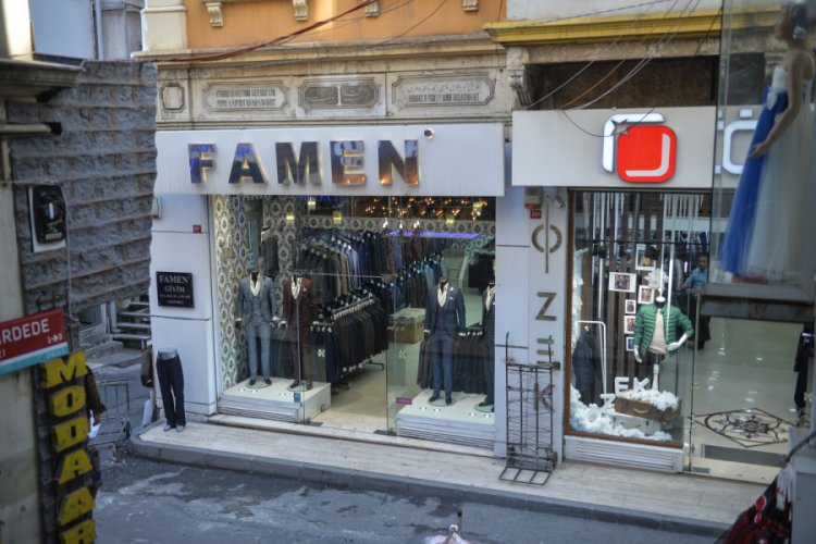 Kitabenin &ouml;n&uuml;ndeki tabela kaldırılmadı