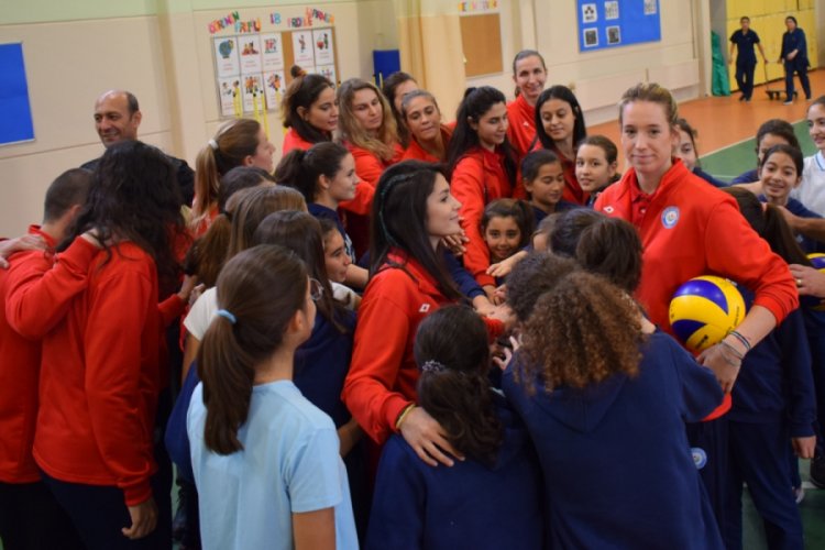 Bursa'da Nil&uuml;ferli voleybolculardan &ouml;ğrencilere &ouml;ğ&uuml;tler