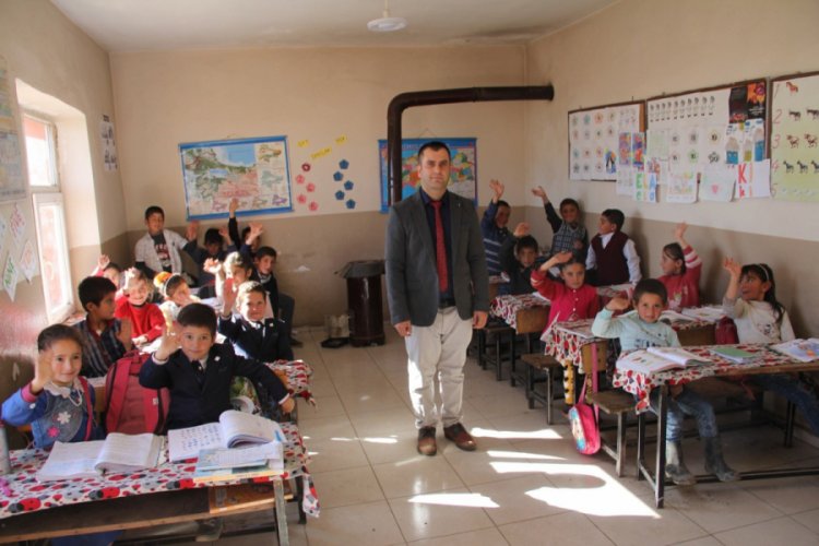 Fedakar &ouml;ğretmen t&uuml;m g&uuml;n&uuml;n&uuml; &ouml;ğrencileri ile ge&ccedil;iriyor