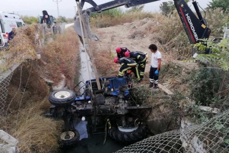 Tırın &ccedil;arptığı trakt&ouml;r kontrolden &ccedil;ıkıp sulama kanalına d&uuml;şt&uuml;