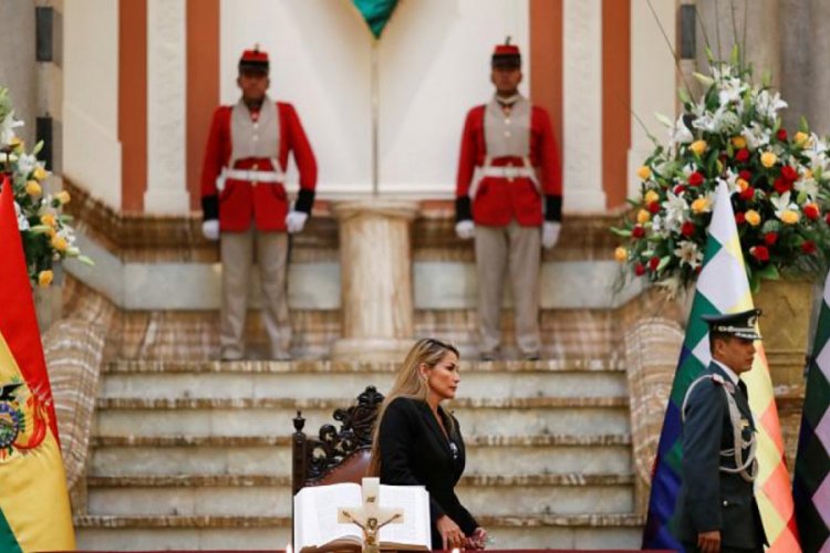 Bolivya'nın ge&ccedil;ici Devlet Başkanı Anez: İncil, Saray'a geri d&ouml;nd&uuml;