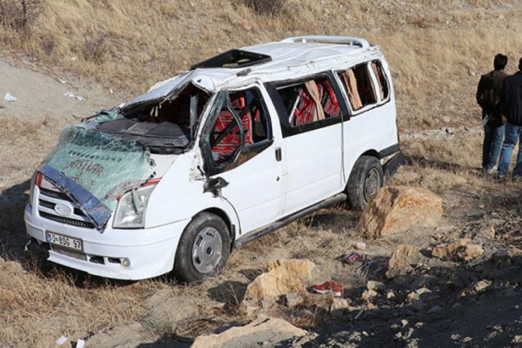 &Ouml;ğrenci servisi şarampole devrildi: 1'i ağır 9 yaralı