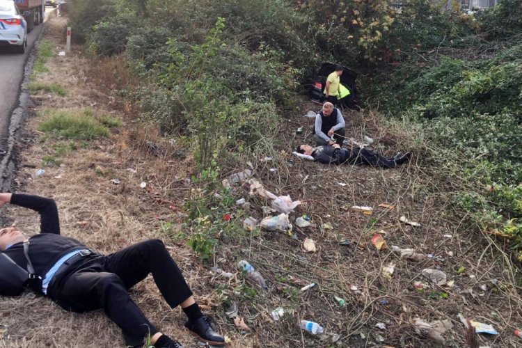Otomobil TEM'den &ccedil;alılık alana u&ccedil;tu: 2 yaralı