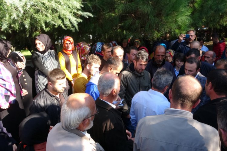 Trabzon'da yaylada evleri yıkılan yapı sahipleri valilik &ouml;n&uuml;nde