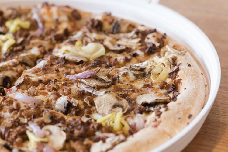 İsve&ccedil; polisinin &ccedil;ete &uuml;yeleri i&ccedil;in d&uuml;zenlediği 'pizza partileri' tartışma yarattı