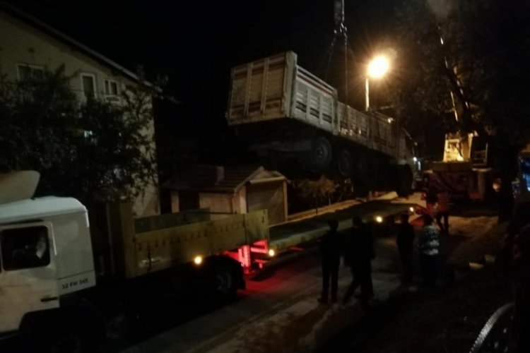 Freni boşalan park halindeki kamyon, evin bah&ccedil;esine u&ccedil;tu