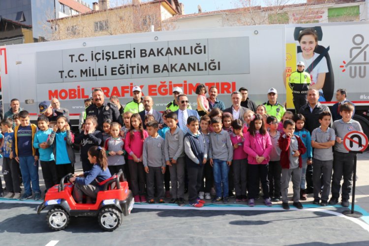 Miniklere uygulamalı olarak trafik bilinci aşılanıyor