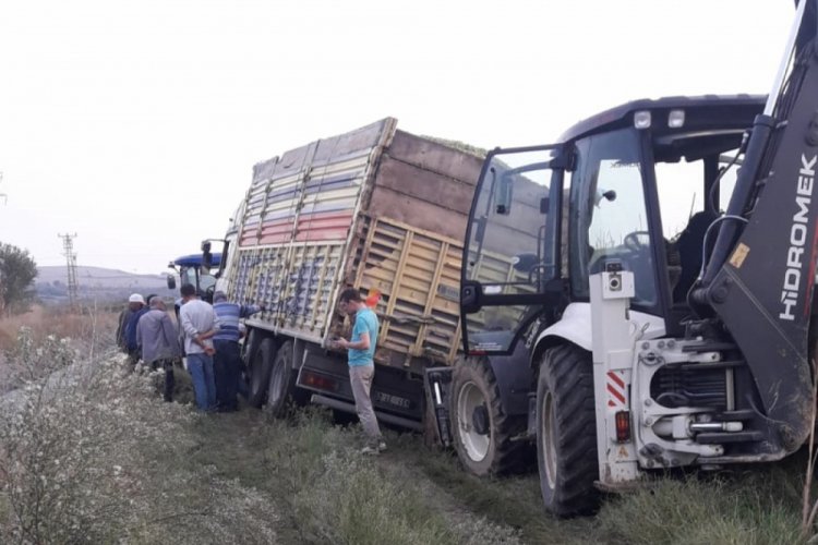 &Ccedil;amura saplanan kamyonu kep&ccedil;e kurtardı