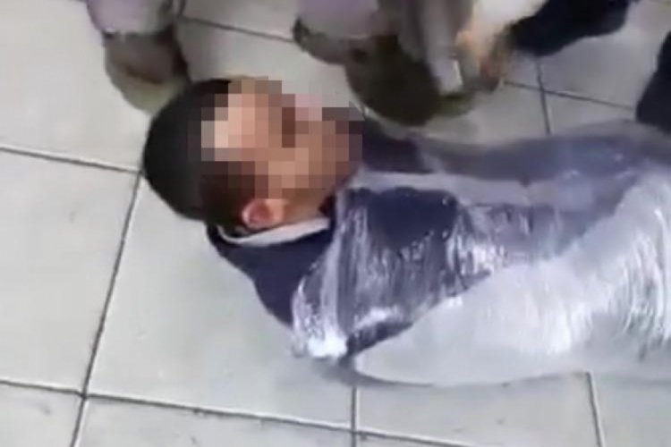 Stre&ccedil; filmle sarılıp eziyet edilen engelli gencin annesi isyan etti
