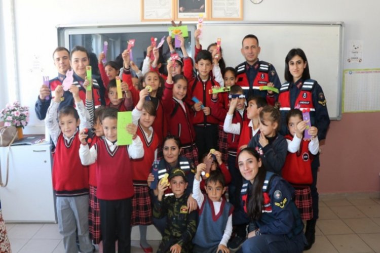 Jandarmadan &ccedil;ocuklara hediye kitap etkinliği