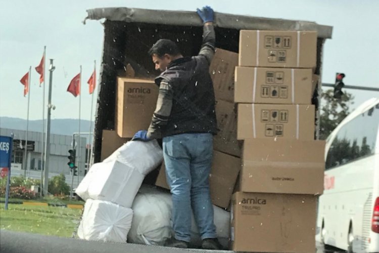 Aşırı y&uuml;kl&uuml; kamyona şaşırtan &ouml;nlem