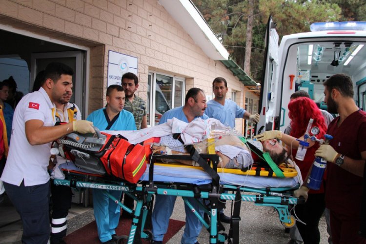 Karayolunda patlayan lastiğini değiştirmek isterken tır &ccedil;arptı