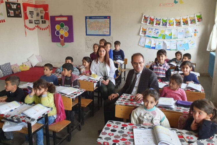 Kız &ouml;ğrencilerden anasınıfı &ouml;ğrencilerine oyuncak