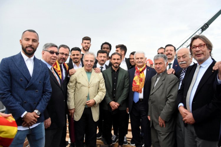 Bakan Kasapoğlu, İzmir'de yapımı s&uuml;ren statları gezdi