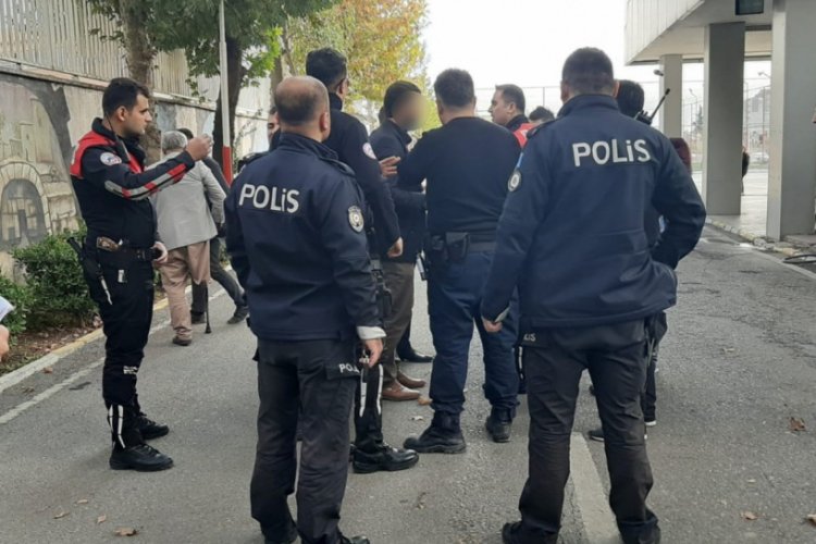 Veliler okul bah&ccedil;esinde birbirine girdi