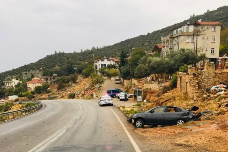 Kaygan yolda otomobil takla attı