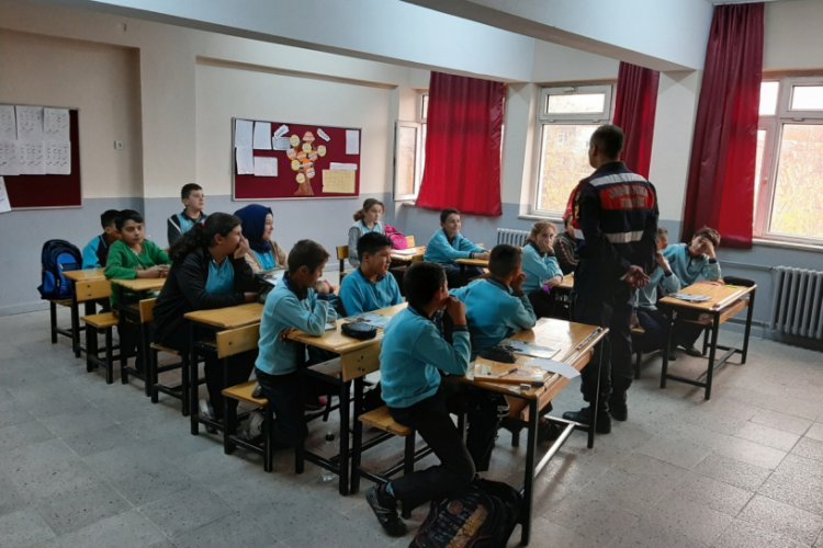 Şuhut jandarması &ccedil;ocukları sevindirdi
