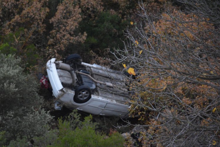 U&ccedil;uruma yuvarlanan otomobilin s&uuml;r&uuml;c&uuml;s&uuml; yaralandı