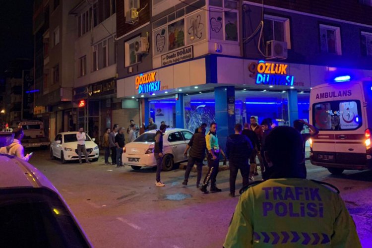 Kazada savrulan otomobil, g&ouml;zl&uuml;k d&uuml;kkanına girdi