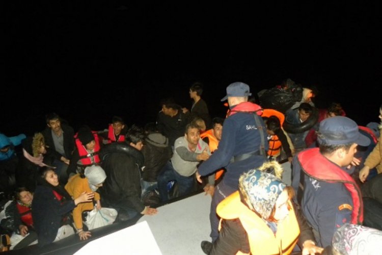 &Ccedil;anakkale'de 45'i &ccedil;ocuk, 99 ka&ccedil;ak g&ouml;&ccedil;men yakalandı