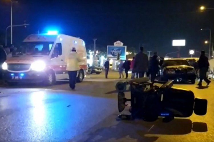 Engelli &ccedil;i&ccedil;ek satıcısına otomobil &ccedil;arptı