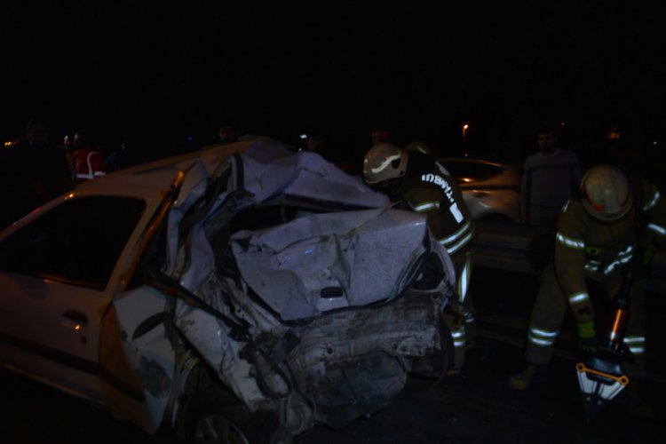 İETT otob&uuml;s&uuml;, otomobile &ccedil;arptı: 1'i ağır 3 kişi yaralandı
