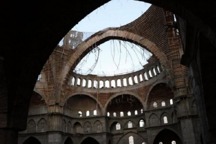 Cami inşaatında &ccedil;&ouml;kme: M&uuml;hendis saatlerdir enkaz altında