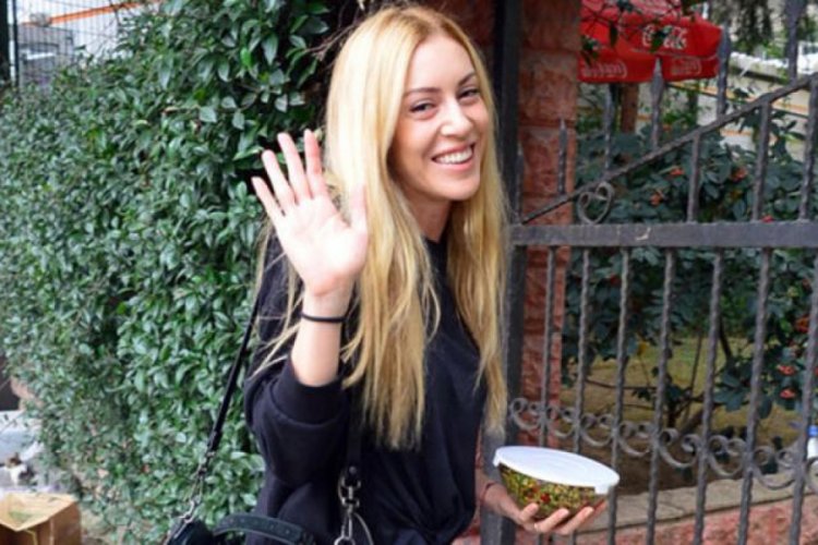 Sinem Kobal'dan arkadaşına &ouml;ğle yemeği