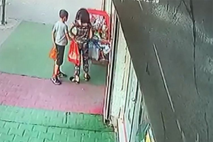 Paten &ccedil;alan 2 &ccedil;ocuk g&uuml;venlik kameralarına yakalandı