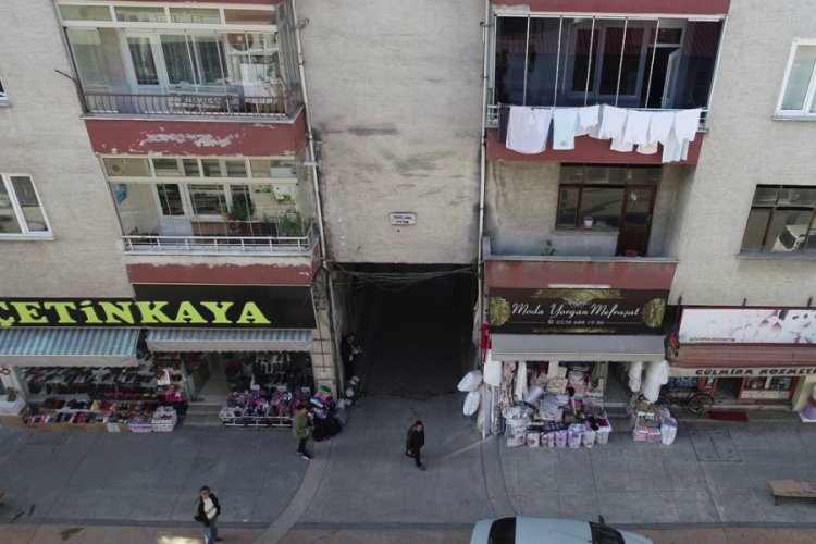 Apartmanın altından yol ge&ccedil;iyor