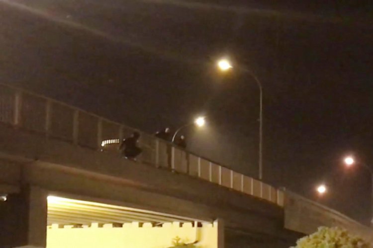 K&ouml;pr&uuml;de intihara kalkışan kadını polis kurtardı