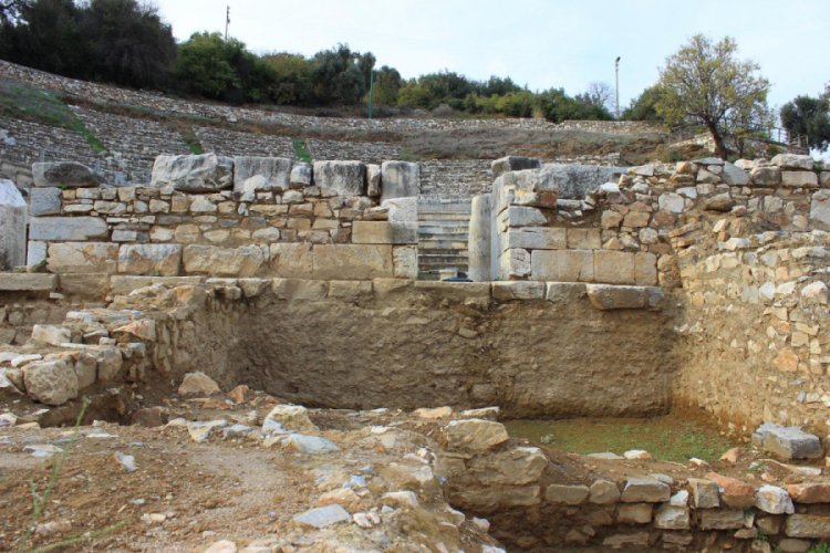 Metropolis Antik Kenti'nde hamam ve kulis yapıları ortaya &ccedil;ıkarıldı