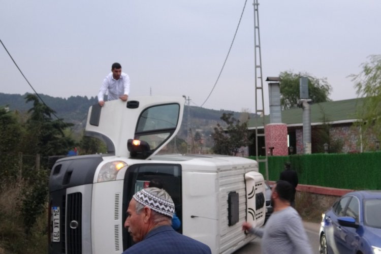 Servis minib&uuml;s&uuml;n&uuml;n devrilme anı kameraya yansıdı