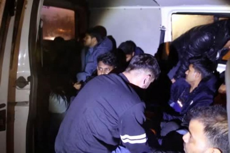 17 ka&ccedil;ak g&ouml;&ccedil;men yakalandı