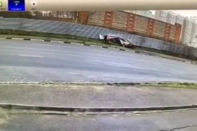 Yayalar ıslak yolda kayan aracın altında kalmaktan son anda kurtuldu