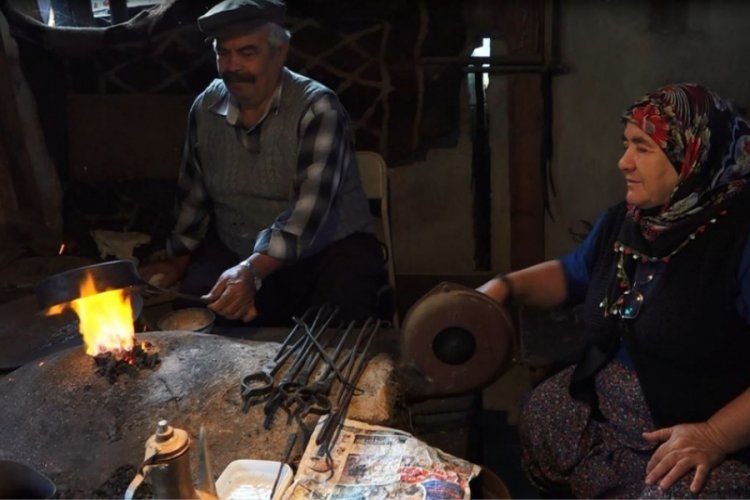 Evinin bir k&ouml;şesinde 54 yıldır eşiyle birlikte kalaycılık yapıyor