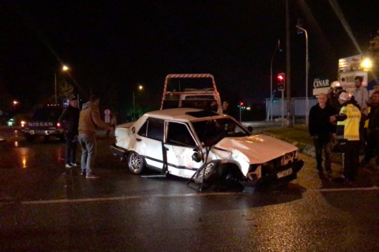 Bursa'da otomobile TIR çarptı, otomobil sürücüsü araç içinde sıkıştı